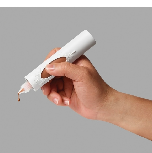 KVD True Portrait Medium Coverage Shake Foundation - Picture 3 of 3